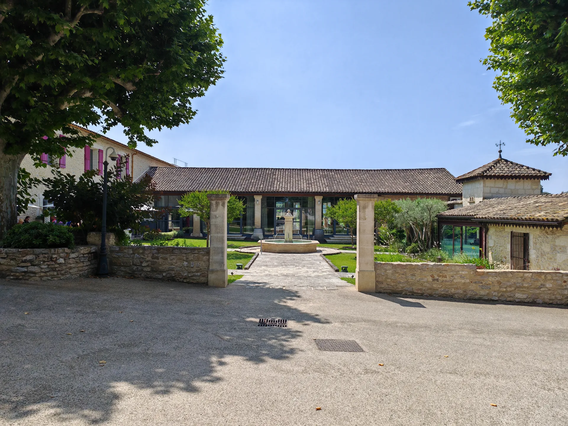 La cour et l’entrée du Domaine de Verchant, photographiées par Philippe Contal