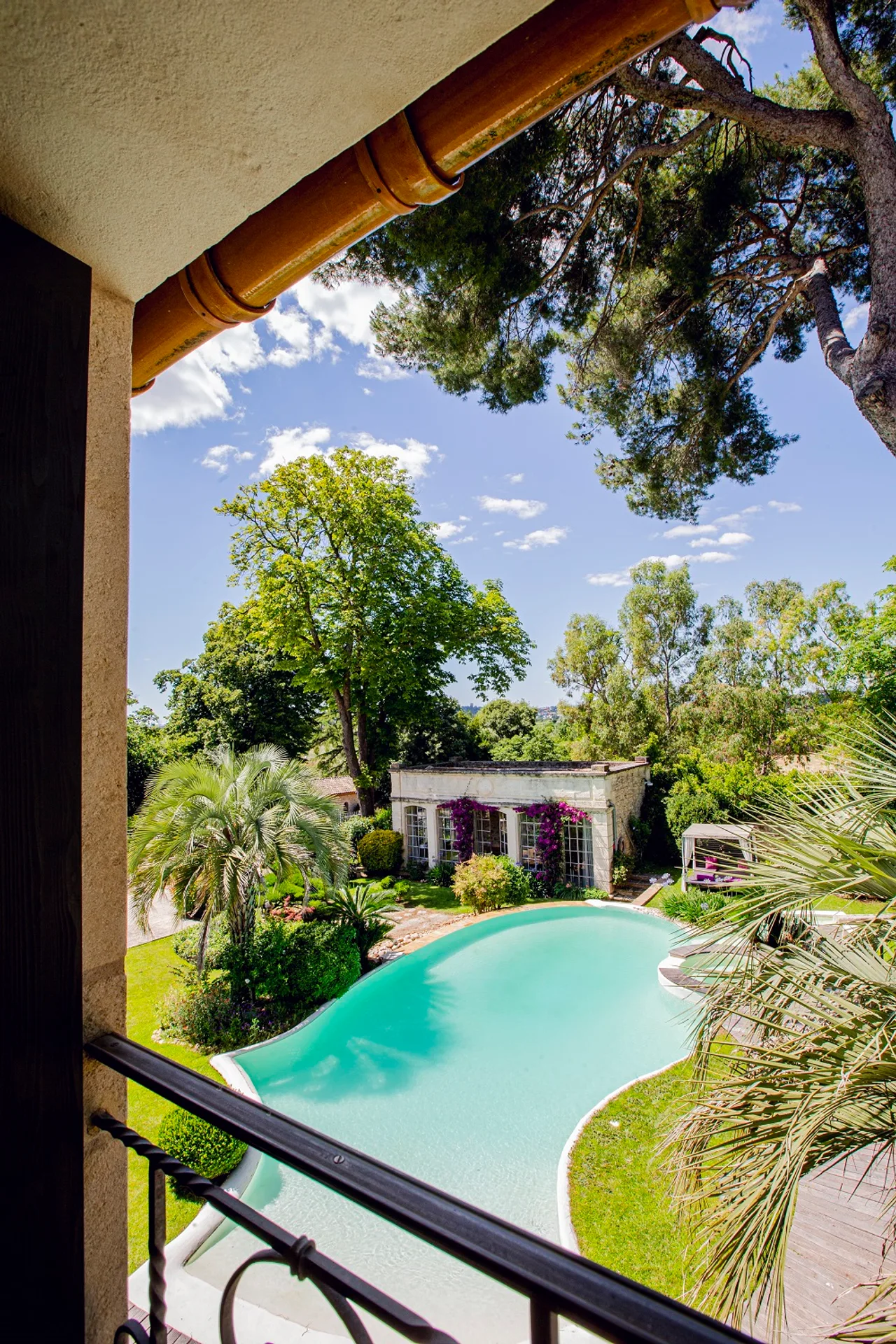Les jardins et la piscine du Domaine de Verchant, vus depuis une terrasse